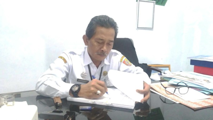 MENJELASKAN: Kepala DP3AKB Jember Suprihandoko, saat ditemui di kantornya untuk wawancara mengenai kasus kekerasan seksual di kabupaten setempat, Rabu (21/9).