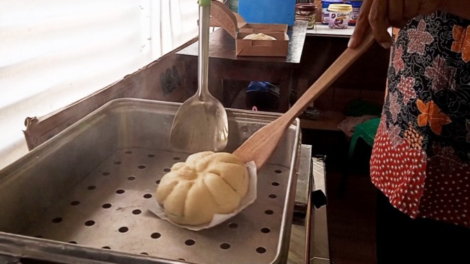 UNIK: Bakpao berukuran jumbo yang diproduksi oleh Syarif, warga Perumahan Permata Indah, Tegalboto Kidul, Kecamatan Sumbersari, Jember.