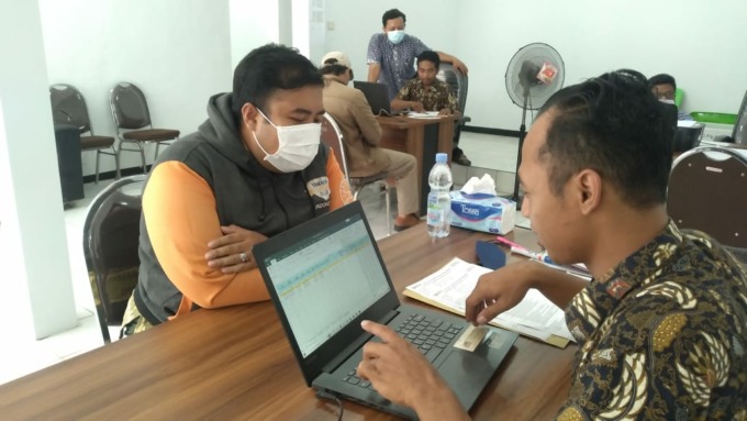 SETOR BERKAS : Bismi, 32, calon Panwascam dari Kecamatan Wuluhan, Jember, sedang menyerahkan dokumen administrasi di kantor Bawaslu, Kamis (22/9).