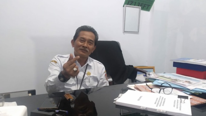 KELUARGA BERENCANA: Kepala DP3AKB Jember Suprihandoko, menunjukkan gestur lambang keluarga berencana saat ditemui di kantornya, Rabu (21/9).