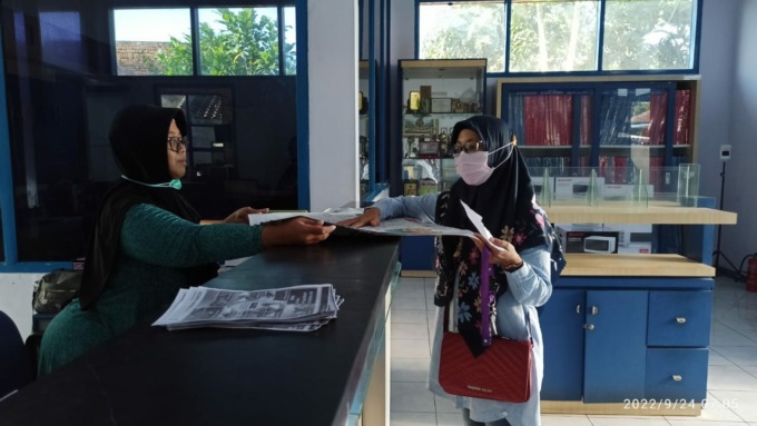 ANTUSIAS: Peserta lomba mewarnai saat mengambil koran media mewarnai di kantor Jawa Pos Radar Jember, Sabtu (24/9).