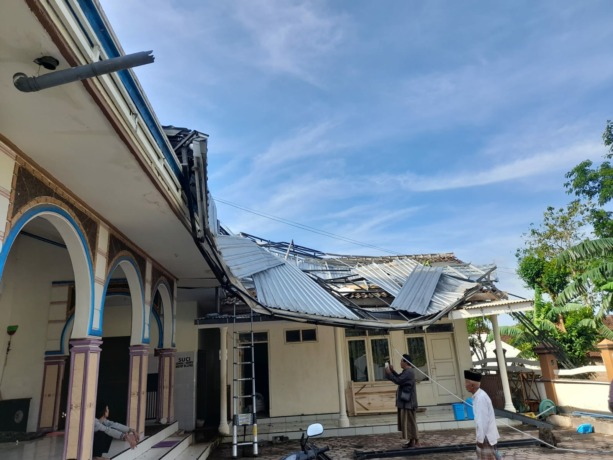 BERANTAKAN: Kondisi atap masjid di Desa Mandiro, Kecamatan Tegalampel, Bondowoso yang terdampak angin kencang.