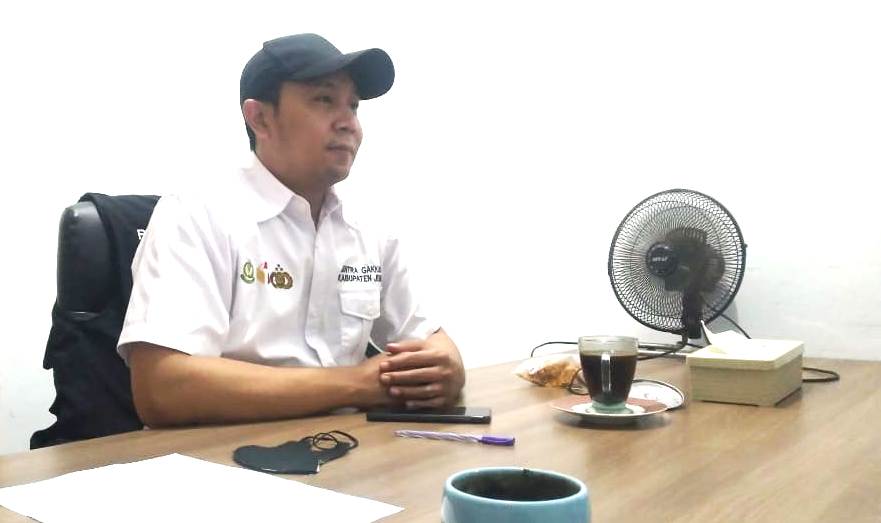 BAKAL DIPERPANJANG: Komisioner Bawaslu Jember Bidang SDM dan Organisasi Andhika Firmansyah, saat ditemui di kantornya, Selasa (27/9).