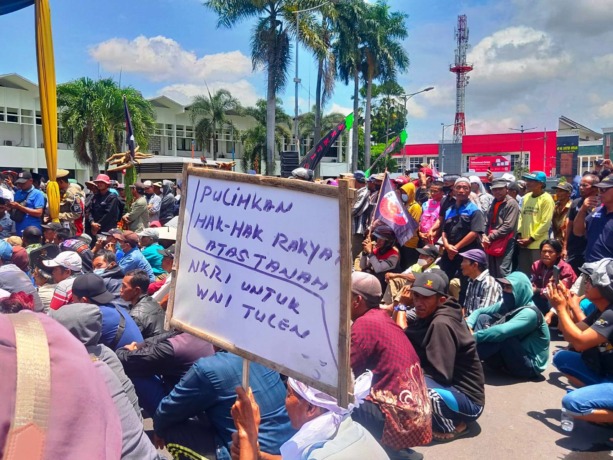 BERPANAS-PANASAN: Para petani yang tergabung dalam organisasi Sekti ketika menyampaikan aspirasi mereka di depan gedung Pemkab Jember, Selasa (27/9).