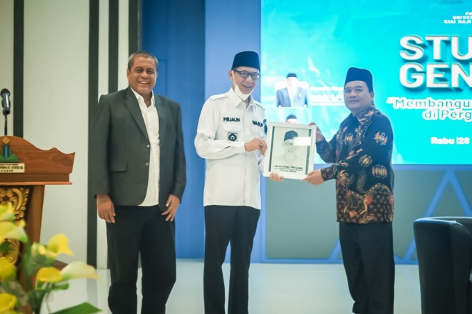 BERBAGI ILMU: Rektor UIN KHAS Jember Prof Babun Suharto bersama Wakil Bupati Jember M Balya Firjaun Barlaman dan Dekan Fakultas Dakwah Prof Ahidul Asror, saat memberikan cenderamata pada Stadium General dan Seminar Nasional di UIN KHAS Jember, Rabu (28/9)