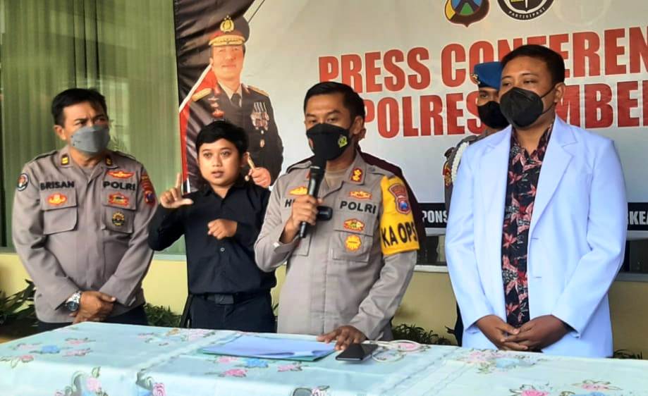 TERANG BENDERANG: Kapolres Jember AKBP Hery Purnomo mengumumkan penyebab kematian Putri Pujiarti, mahasiswi D3 Kesekretariatan FEB Unej, Rabu (28/9).