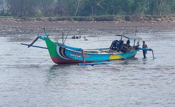 RUSAK: Perahu milik nelayan di Kecamatan Puger, Jember, kandas akibat hantaman ombak ketika pulang melaut, Kamis (29/9) dini hari.