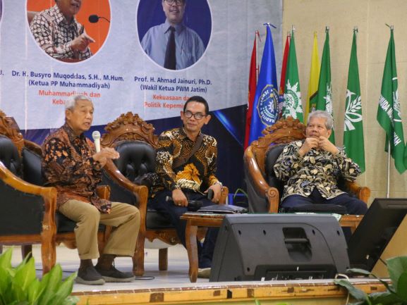 BERI PAPARAN: Ketua PP Muhammadiyah Dr H Busyro Muqoddas (kiri) saat memberikan paparan tentang kepemimpinan politik dan kebangsaan di Aula Ahmad Zainuri Unmuh Jember, Sabtu (10/9) lalu