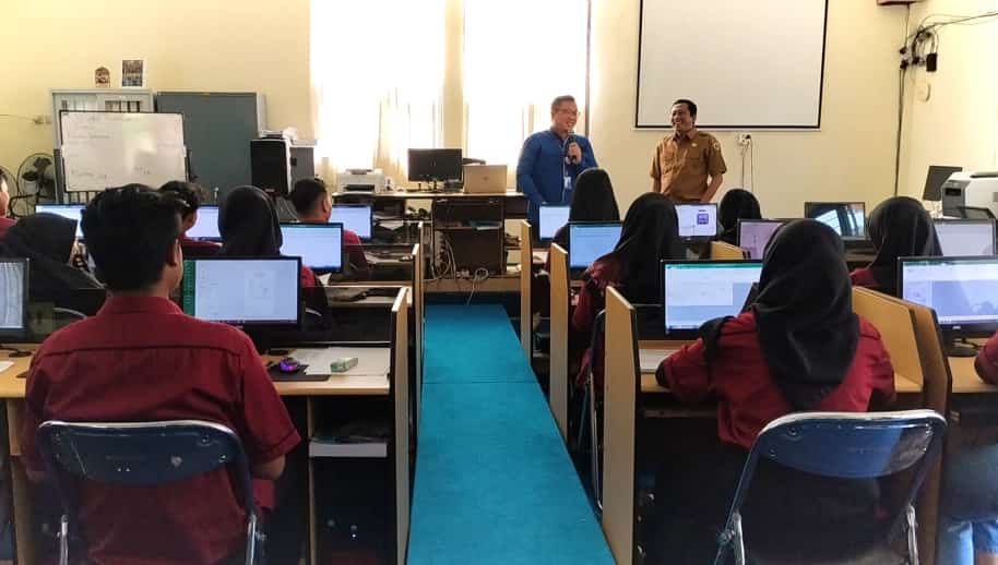 SERIUS: Sejumlah warga ketika mengikuti pelatihan program keterampilan di BLK Bondowoso. Kini lapangan pekerjaan bagi mereka mulai terbuka kembali.