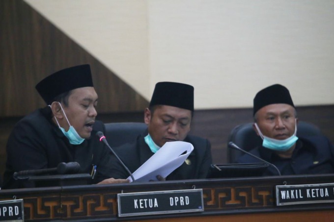SERIUS: Pimpinan DPRD Jember ketika memimpin sidang.