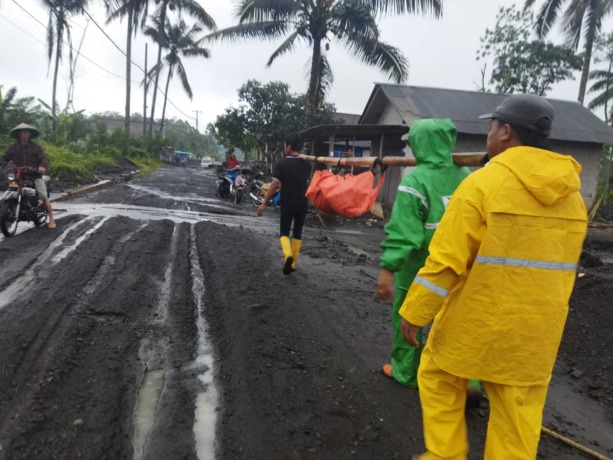 BERTAMBAH: Relawan membawa jenazah Misnan, korban Erupsi Gunung Semeru yang ditemukan di aliran Sungai Kampung Renteng, Desa Sumberwuluh, Kecamatan Candipuro, Sabtu lalu (1/10).