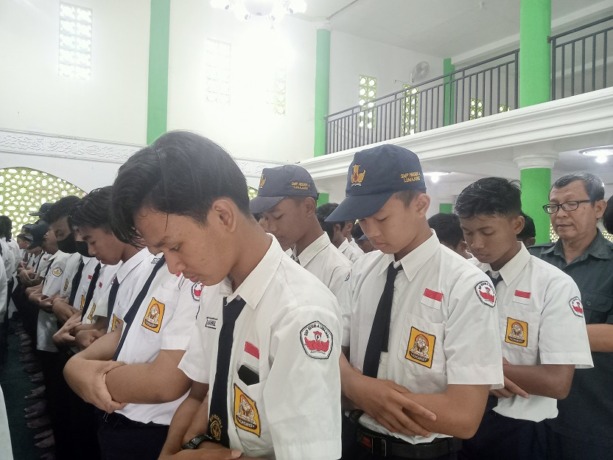 SALAT: Ratusan siswa SMPN 4 Lumajang saat melaksanakan salat gaib dan doa bersama di masjid sekolah, kemarin pagi.