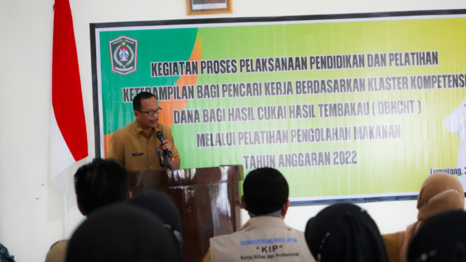 LATIH: Kepala Dinas Tenaga Kerja (Disnaker) Lumajang Rosyidah saat memberikan arahan pelatihan ketrampilan pengolahan makanan yang menggunakan alokasi Dana Bagi Hasil Cukai Hasil Tembakau (DBHCHT) Lumajang.