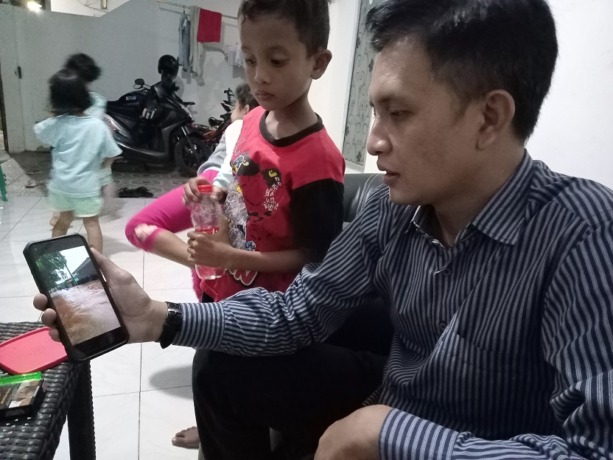 MENCEKAM : Salah satu korban banjir di Perumahan Bumi Mangli Permai ketika menunjukan kembali video kejadian banjir yang menerjang rumahnya, Januari 2022 silam.