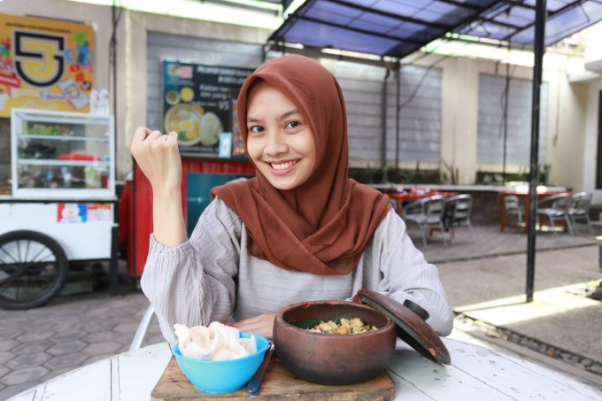 Bubur merupakan sajian praktis yang kini banyak dijual di Jember. Ada bubur yang diaduk dan ada pula yang tidak perlu diaduk. Keduanya memiliki penggemarnya masing-masing.