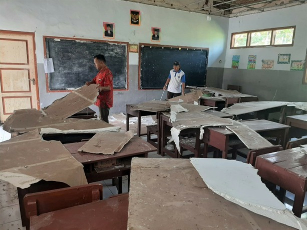 BERUNTUNG:  Kondisi plafon yang runtuh di kelas V SDN Badean 1, Kecamatan Bangsalsari.