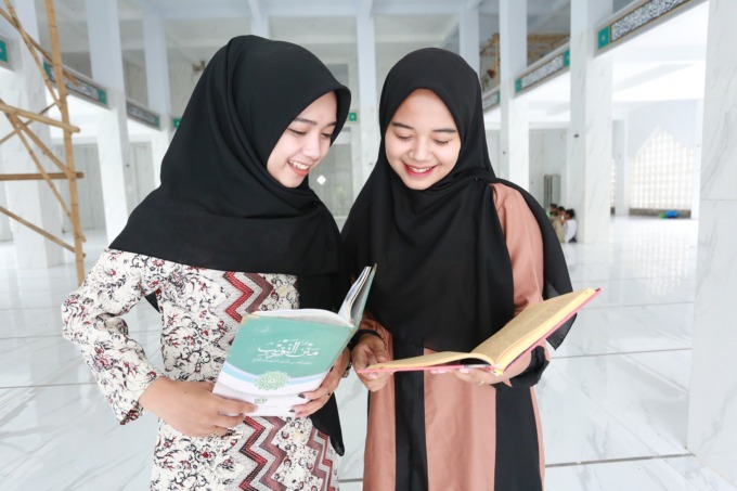 KOMPAK: Dua perempuan cantik alumni pesantren yang berbeda bejalar kitab gundul di masjid UIN KHAS Jember.