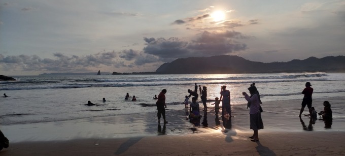 LIBURAN: Pantai Payangan sempat tak diminati saat Lebaran, kini sudah banyak yang kembali berkunjung.