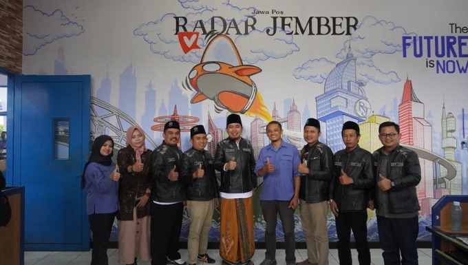 KOMPAK: Presiden LSN Muhammad Fawaid bersama rombongan foto bersama GM Radar Jember MS Rasyid dan Manager Iklan Eka Rusdiana, kemarin.