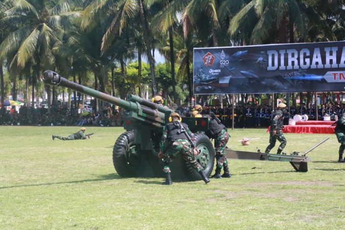 KOMPAK: Foto bersama Wakil Bupati Jember, Forkopimda Jember bersama anggota TNI dan pencak silat dalam peringatan HUT ke-77 TNI di Alun-Alun Jember, kemarin (5/10).
