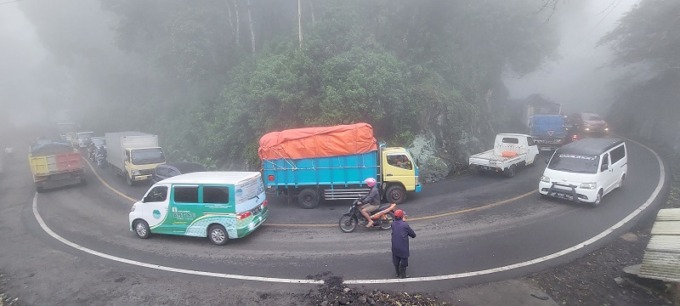 MASIH RAWAN LONSGOR: Pengguna jalan yang melintas di wilayah Gumitir, Desa Sidomulyo, Kecamatan Silo, sebaknya lebih berhati-hati saat musim hujan.