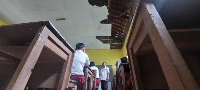 BUTUH PERBAIKAN: Plafon di SDN Kaliglagah 03, Desa Kaliglagah, Sumberbaru, rusak.
