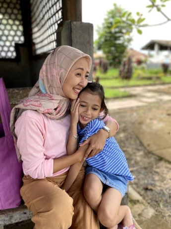 KASIH SAYANG: Kiki Lestari bersama buah hatinya, Emily Adzkiya Akhmad Putri, yang sudah bisa mendengar setelah menjalani implan rumah siput.