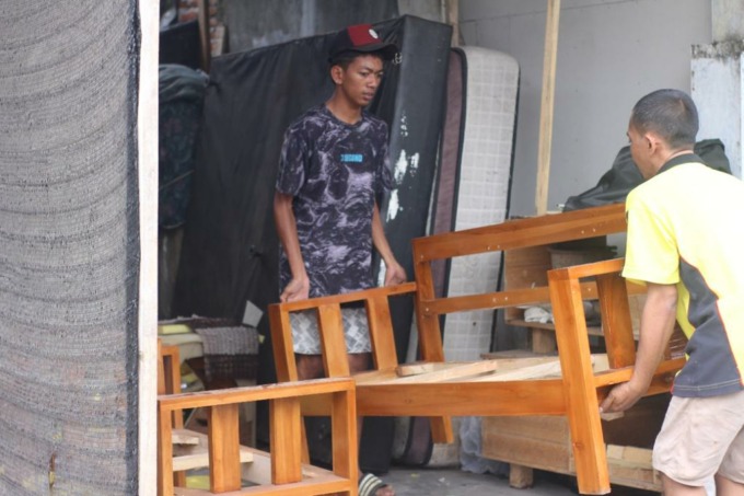 DIANGKUT: Pekerja mebel mengangkut kursi hasil karya tangan sendiri untuk dipasang spons agar hasilnya maksimal.