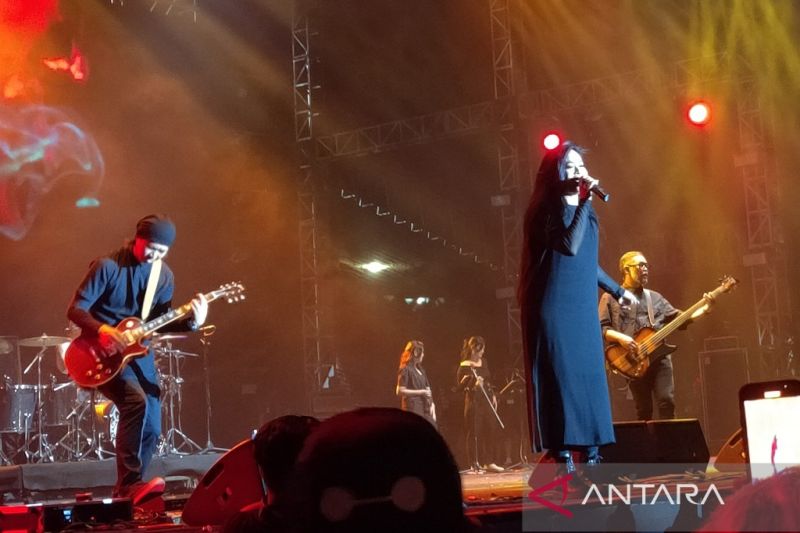 Grup band Cokelat, Erwin (kiri), Kikan (tengah), Ronny (kanan) saat tampil dalam ajang Synchronize Fest 2022 di Kemayoran, Jakarta, Sabtu (8/10/2022) malam.