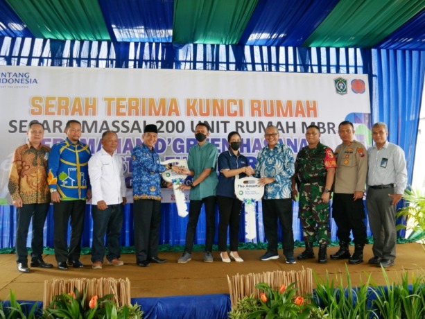 DISERAHKAN: Dirut Bintang Indonesia Group H Imam Mashadi, SE bersama Sekda Lumajang Drs Agus Triyono MSi, ditemani sejumlah pejabat menyerahkan kunci rumah The Amarta ke user di Desa Denok, Kecamatan Lumajang.