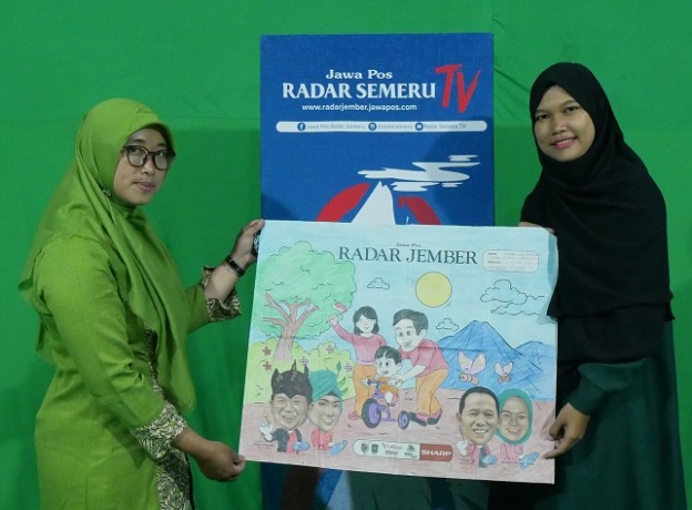 KUMPULKAN: Salah satu guru saat menyerahkan hasil karya muridnya di kantor Jawa Pos Radar Semeru, beberapa waktu lalu.