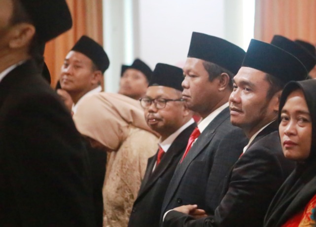 LOLOS SELEKSI: Abdul Gani (kedua dari kanan), anggota Panwascam Jenggawah. Kini, statusnya sebagai anggota panwascam tengah dikaji ulang karena pernah terlihat kasus pemerasan dan telah divonis oleh PN Jember.
