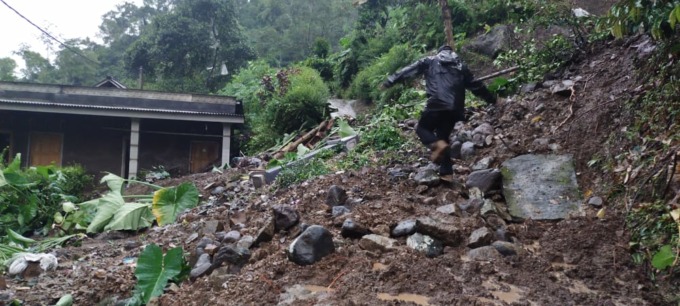 LONGSOR: Salah satu rumah warga di Desa Purorejo, Kecamatan Tempursari, yang tertimbun longsor masih terus dilakukan penanganan. (BPBD FOR RAME)