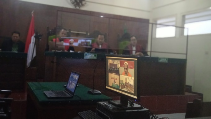 DIDAKWA:  Abyanto, terdakwa pencurian motor, saat menjalani sidang di ruang Cakra II PN Bondowoso. Diketahui bahwa terdakwa menjalankan aksinya bersama sang istri.