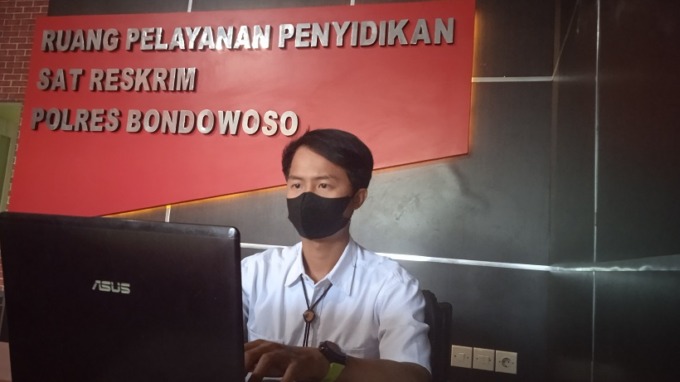 TUNJUKKAN: Penyidik Unit Pidum Reskrim Polres Bondowoso Briptu Alfindo Rio Arisandy menunjukkan beberapa data kasus, kemarin. 