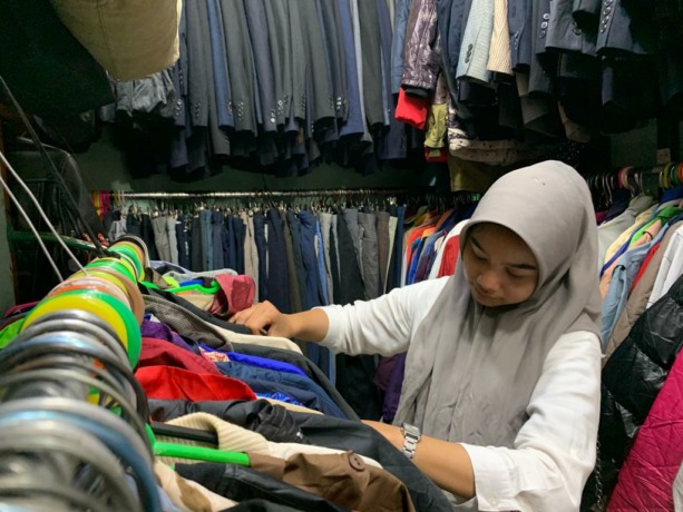 DIPAMPANG: Ratusan baju bekas digantung dengan rapi, agar pembeli bisa memilih baju yang diinginkan.