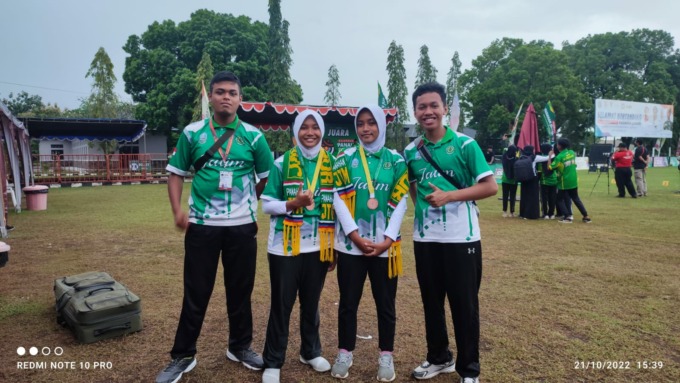 BANGGA: Duo Adelia (tengah) setelah mengikuti kejurnas mewakili Jatim. Mereka berhasil menyabet medali perunggu.