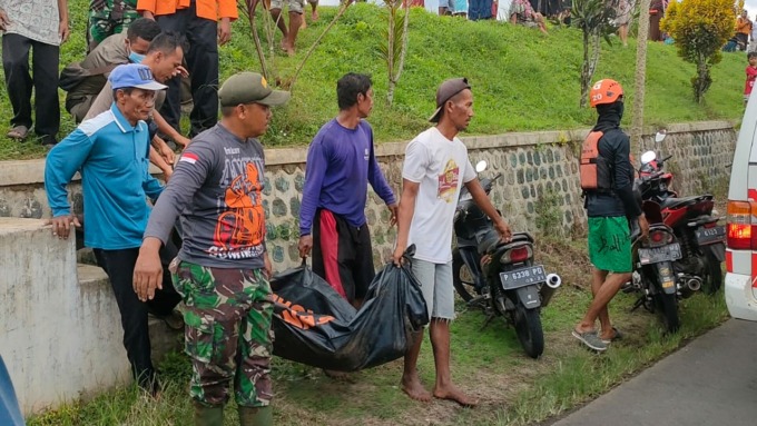 DIEVAKUASI: Proses evakuasi jenazah Arifin, warga Jember yang terseret arus Sungai Bondoyudo, Blok Genitri Lor, Desa/Kecamatan Jatiroto, kemarin. Jenazah ditemukan tersangkut bambu yang melintang.