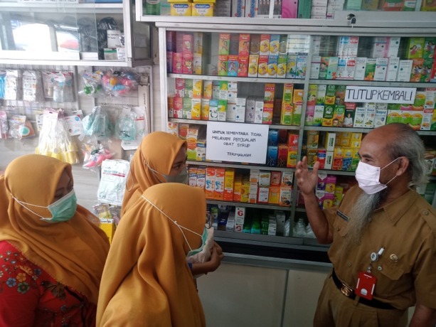 SIDAK: Askap Hariyanto, Koordinator Sub Substansi Penyakit Menular dan Tidak Menular Dinas Kesehatan, Pengendalian Penduduk dan Keluarga Berencana (Dinkes-PPKB) Lumajang, ketika mengimbau apotek di sekitar Alun-Alun Lumajang.
