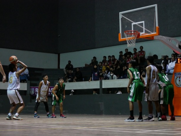BISA MENGIMBANGI: Pertandingan final basket putra KU-15 antara SPBC SMAN 2 Lumajang vs BBC SMPK Lumajang. Ini jadi bagian mengembangkan kualitas pemain muda bola basket.