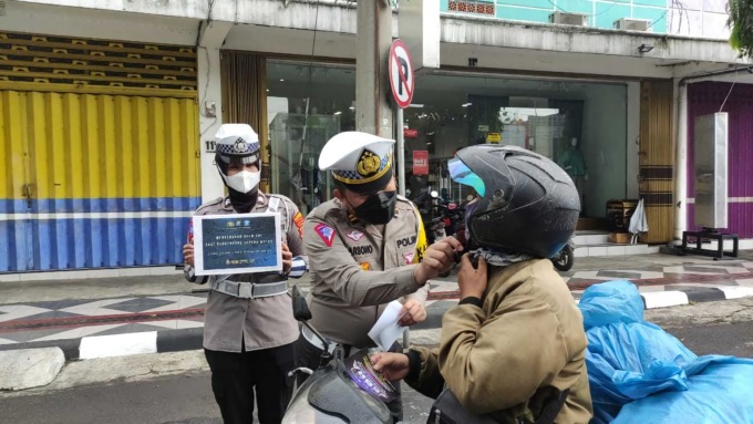 HUMANIS: Sosialisasi disiplin lalu lintas oleh Polres Lumajang kepada pengguna jalan beberapa waktu lalu. Sejak keluar instruksi Kapolri, polantas tidak boleh memberi tilang manual.