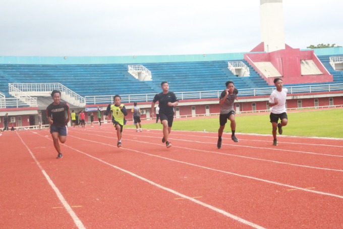 TEKNIK KHUSUS: Atlet lari yang disiapkan untuk Popda sedang pemusatan latihan di Stadion Jember Sport Garden (JSG).