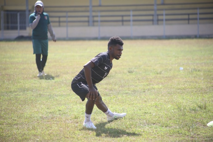 LATIHAN DARING: Pemain Persid, Aser Naa, saat berlatih di Stadion Notohadinegoro. Kini pemain asal Papua tersebut kembali pulang ke Malang, untuk melanjutkan studinya.