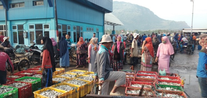PERLU PELABUHAN BARU: Suasana PPI Puger yang menjadi satu-satunya pelabuhan perikanan di Jember. Untuk memecah kepadatan perahu, maka perlu ada tambahan pelabuhan perikanan.