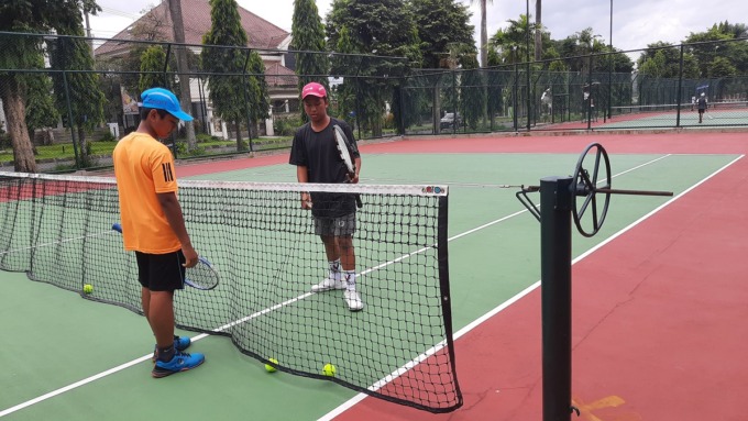 BERTANDING: Petenis Jember saat bersiap mengikuti seleksi untuk Popda 2022, di Lapangan Tenis Kaliwates(12/10). Kini memasuki TC, mulai ada kendala dengan agenda pembelajaran sekolah. 