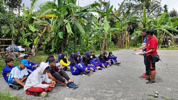 BERI MASUKAN: Pengurus FOPI Jember tengah memberikan motivasi kepada para calon atlet yang tidak lolos mengikuti seleksi Popda, di Slawu, kemarin (11/10).
