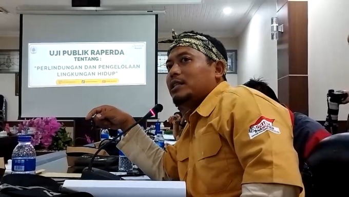 LONTARKAN KRITIK: Amir, aktivis lingkungan, melempar kritik saat uji publik raperda inisiatif dewan di Ruang Banmus DPRD Jember, belum lama ini.