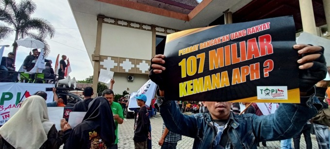 BELUM KLIR: Demonstran menyuarakan tentang polemik Rp 107 miliar yang masih menjadi pertanggungjawaban keuangan Pemkab Jember pada awal Juni lalu di DPRD Jember.