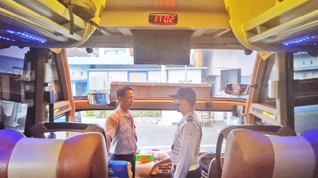 BERSIAP: Suasana Terminal Bondowoso pada sore hari. Bus jurusan Bondowoso–Madura hendak melakukan perjalanan, kemarin (28/9).