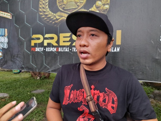 DITUNDA: Ketua Panitia Liga Pelajar Piala Bupati Bondowoso Cup, Steven Leo Agusta, ketika memberikan penjelasan kepada sejumlah awak media.
